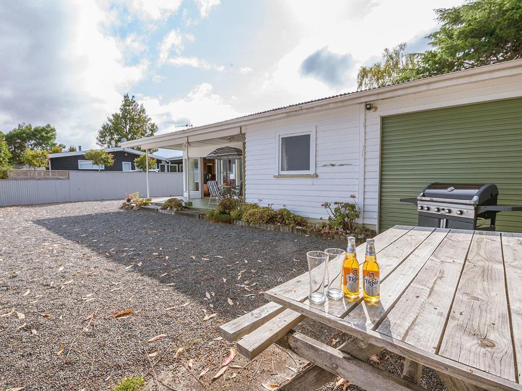 Lake Edge Cottage - Waitahanui Holiday Home Exterior photo